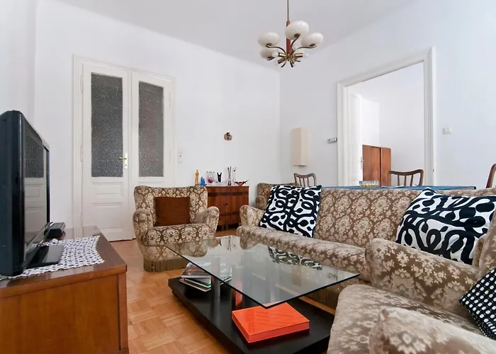 Grand, 2br Apartment